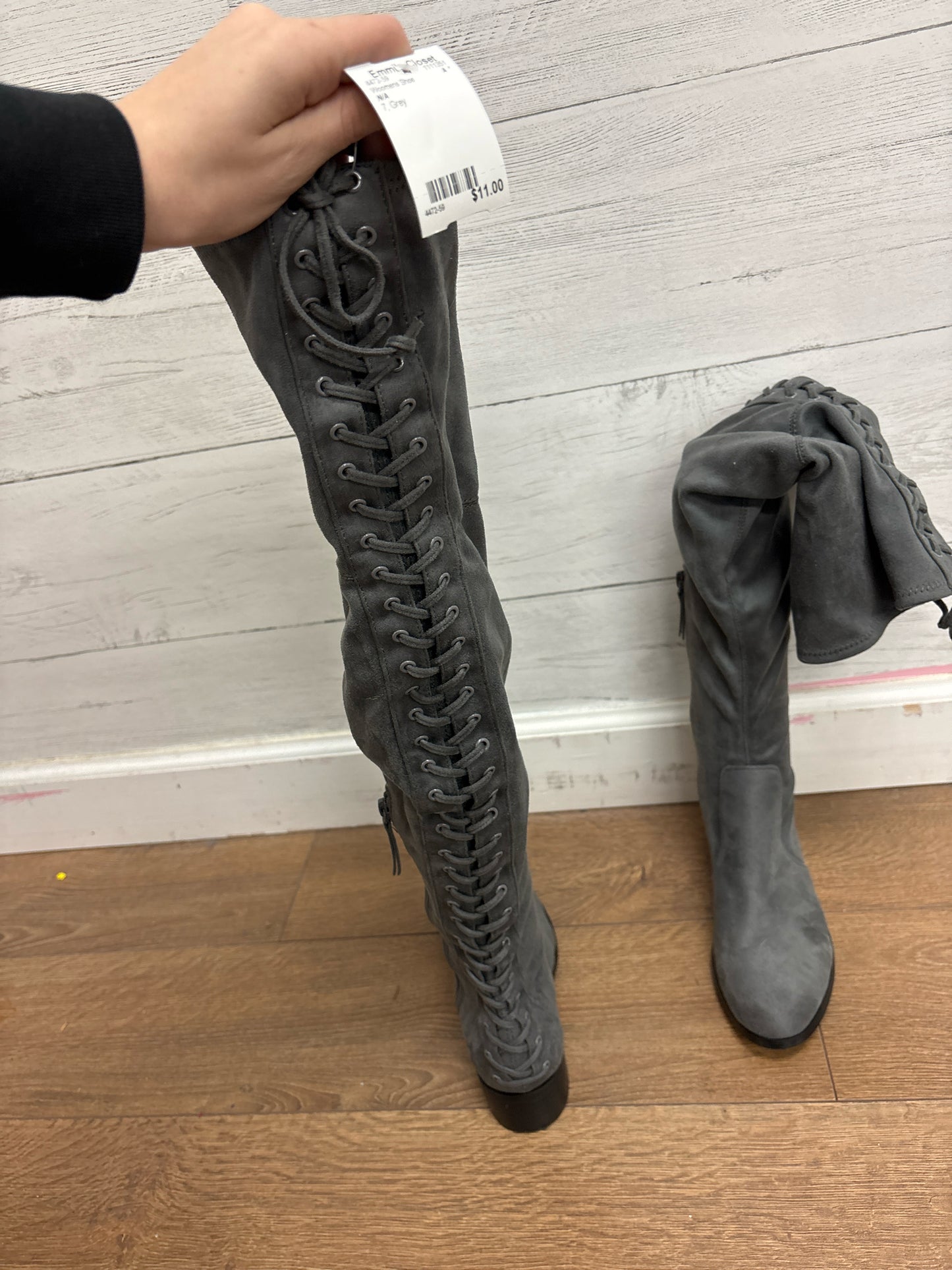 7 N/A Grey Woomens Shoe