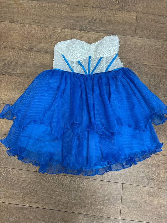 Size 16 No Brand Blue/White Gown