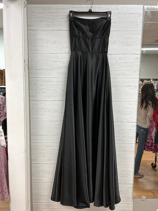 Size M Windsor Black Gown