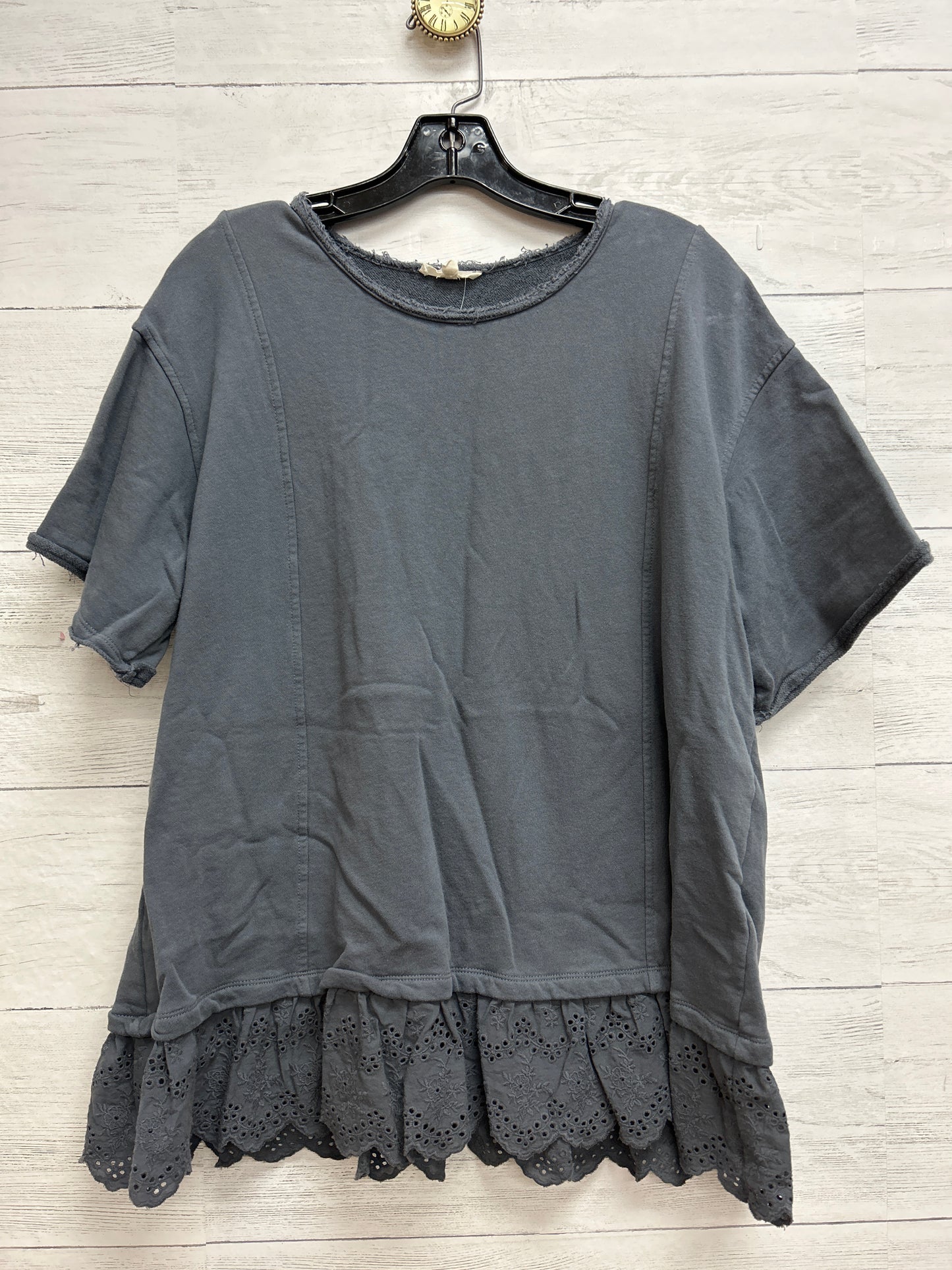 Size M Easel Gray Shirt