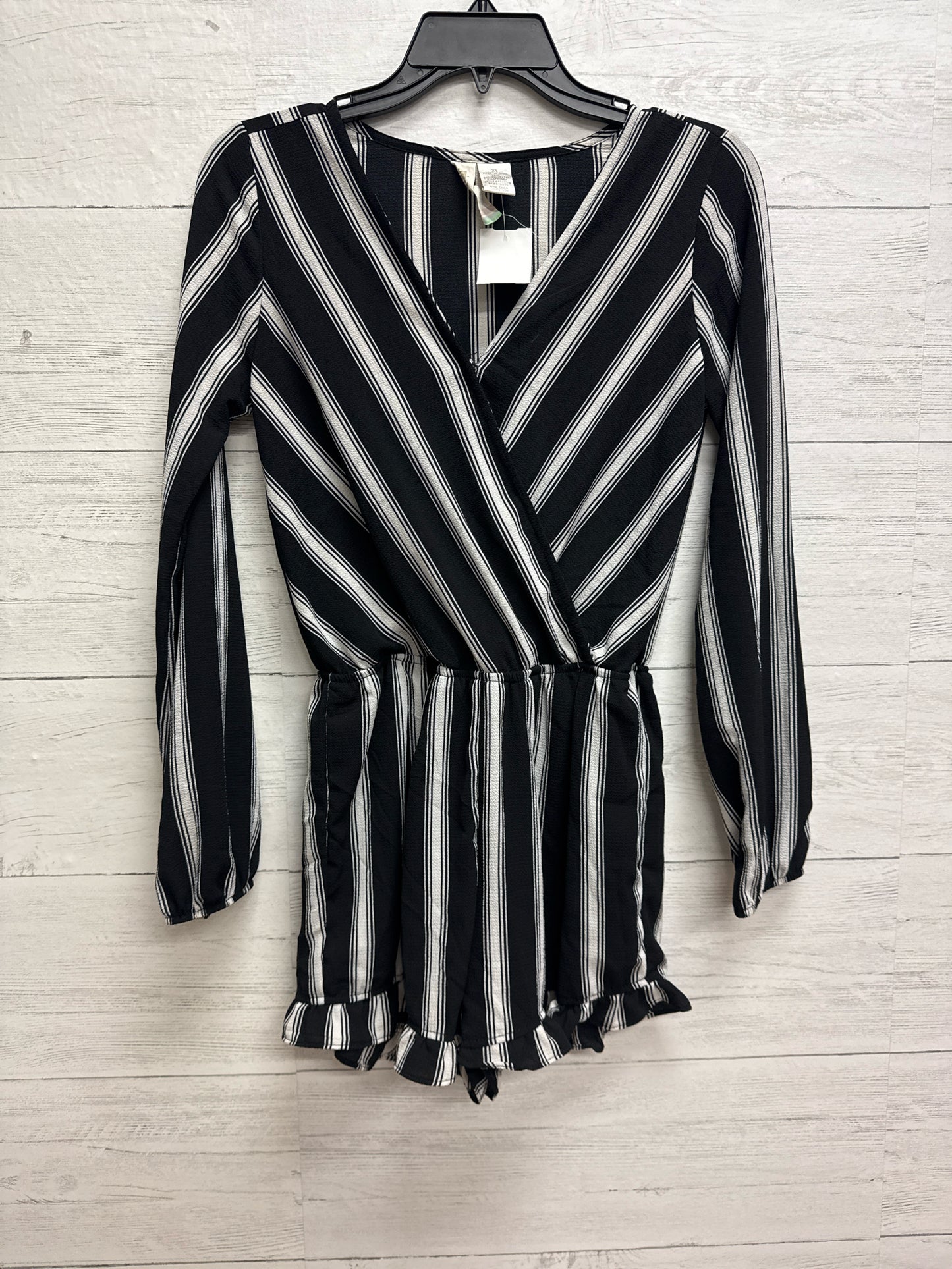 Size XS Mimi chica Black/White Rompers