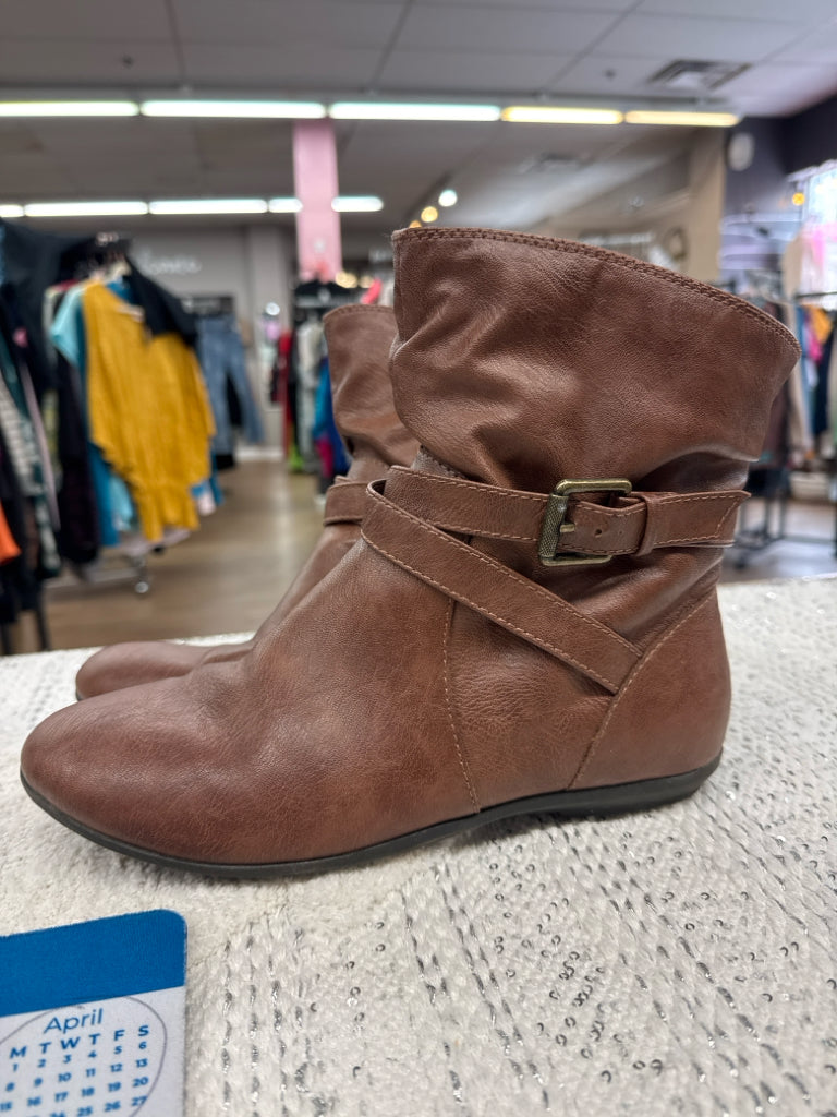 8 American Eagle Brown Boots