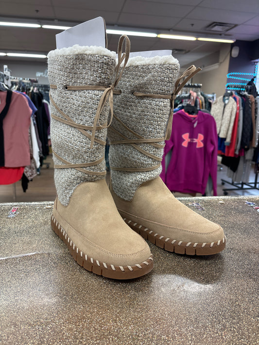 8 Muk Luks Tan Womens Shoe