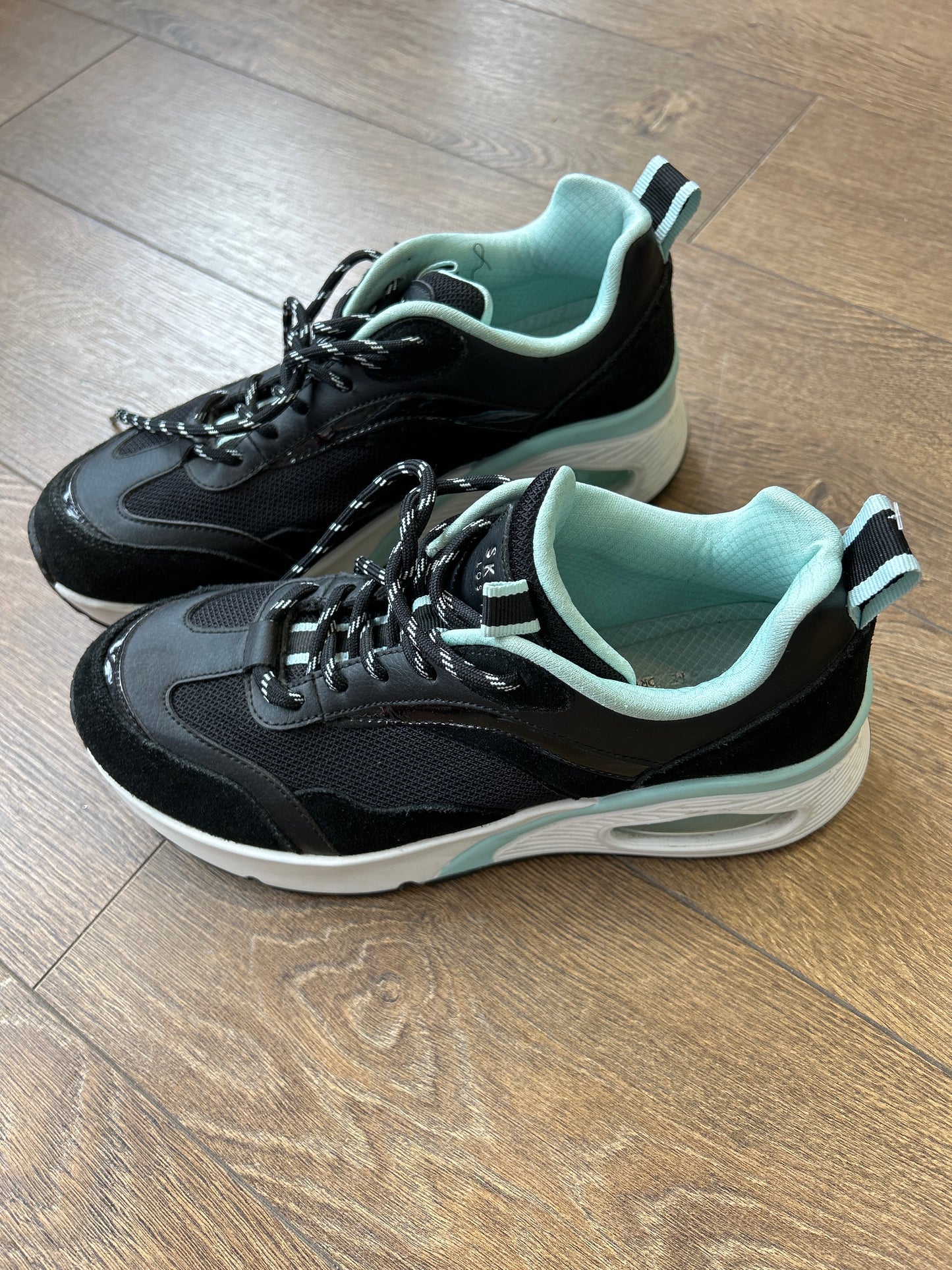 9.5 Skechers Black Shoe