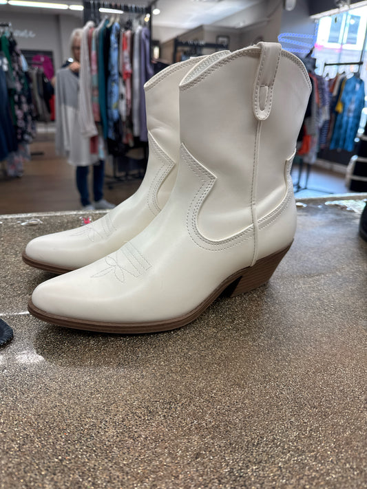 8 NOBO White Boots