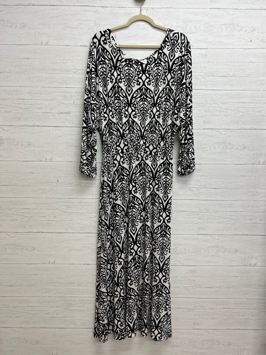 Size M Black/White Dress