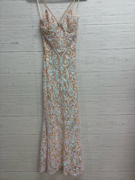 Size M Windsor white/nude Gown