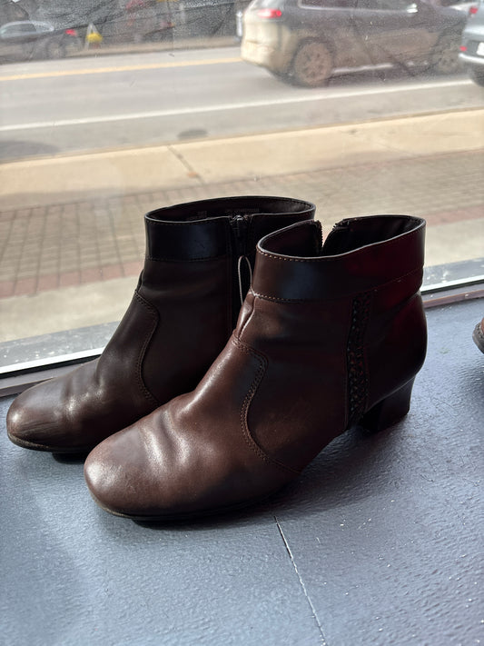 7.5 Thom McAnn Brown Boots