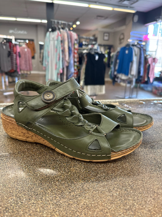 8 KARYOKA Green Sandals