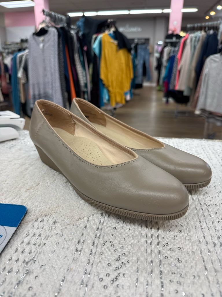 9 Soft Spots Taupe Shoe