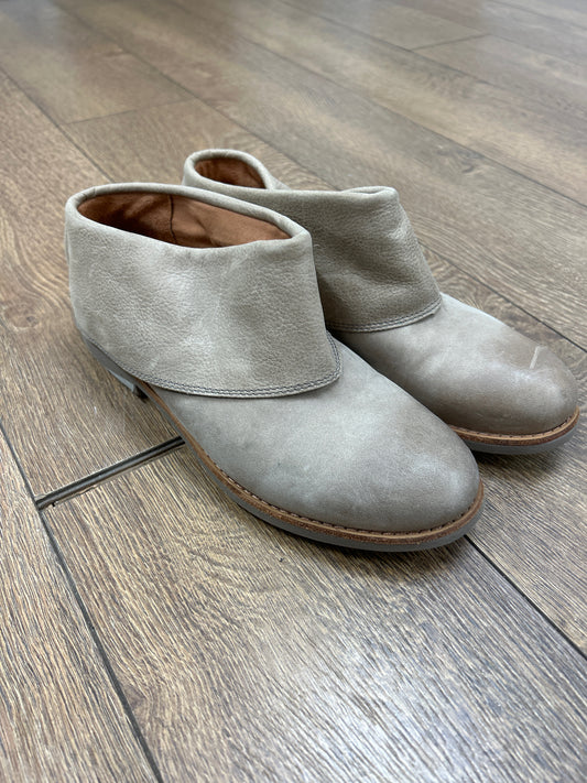 7 emu ugg Tan Shoe