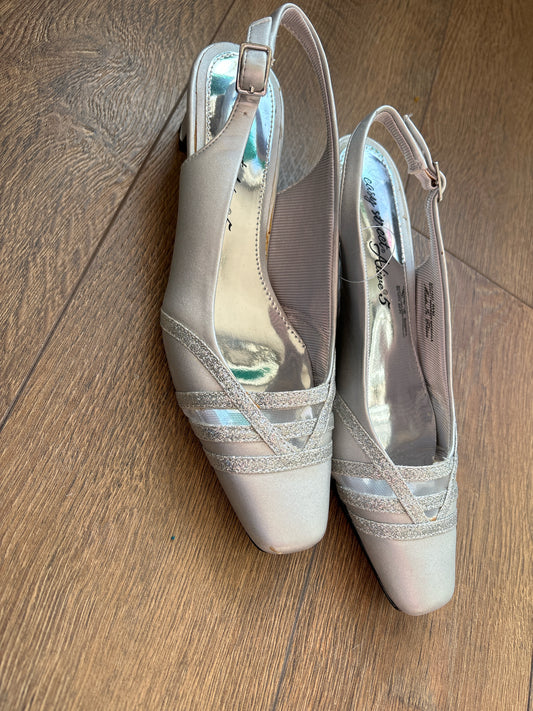 6.5 Easy Street Silver Shoe